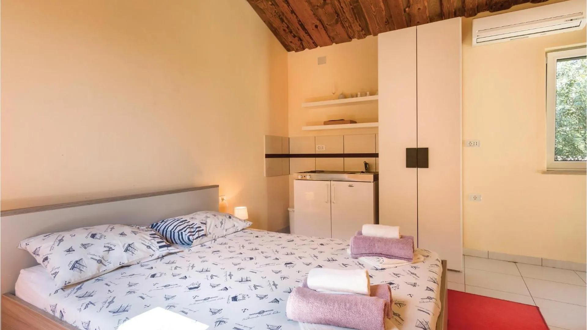 Stunning Home In Liznjan With Jacuzzi 0*,